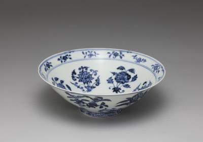 图片[3]-Lobe-rimmed bowl with floral design in underglaze blue, Ming dynasty, Xuande reign (1423-1435)-China Archive